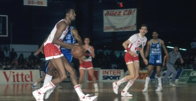 photo  graylin warner aura son maillot au plafond de la meilleraie.  &copy;  archives ouest france 