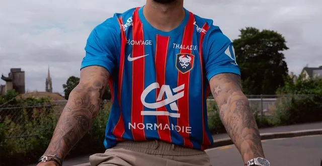 photo  le nouveau défenseur central vinicius gomes, avec le maillot à domicile du sm caen pour la saison 2025-2026.  &copy;  théo hamel / sm caen 