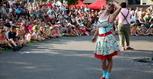 photo  du théâtre de village aux bals en plein air, en passant par les concerts et les animations familiales, la sarthe se transforme en vaste terrain de jeu estival, entre culture populaire, rencontres et moments de partage.  &copy;  archives ouest-france 