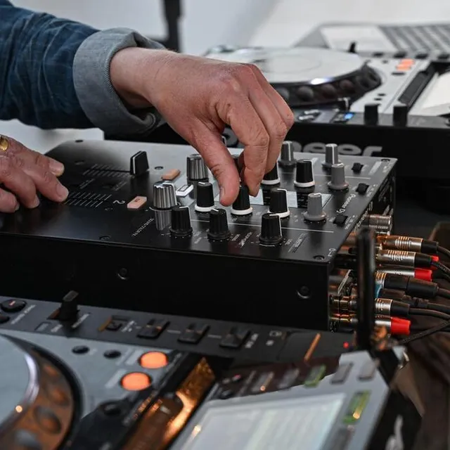 photo ken-g, eloïz et les dj font trembler les platines et danser le public jusque tard dans la nuit, lors d’une soirée festive à prix mini.  ©  illustration/vincent michel / ouest-france