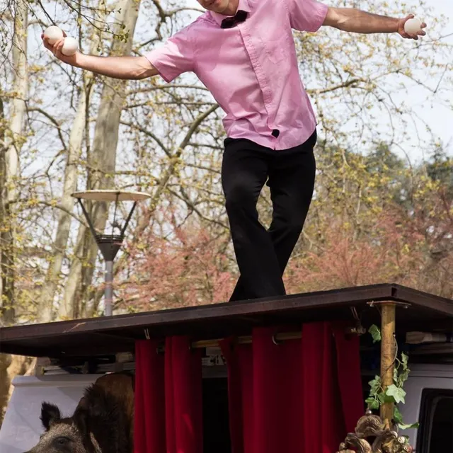 photo le festival la belle virée joue la carte du spectacle décalé avec helmut von karglass, clown-acrobate.  ©  illustration/ouest-france