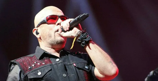 photo  pascal obispo va clôturer le festival.  &copy;  archives 