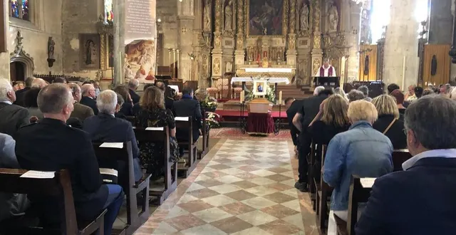 photo  au moins 300 personnes ont assisté à la cérémonie en hommage à laurent marting dans l’église saint-martin de l’aigle.  &copy;  ouest-france 