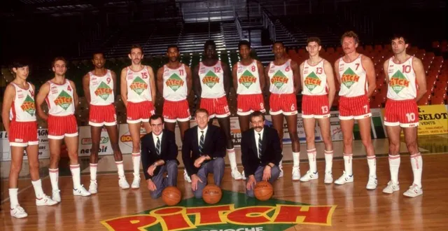 photo  cholet basket saison 1987-1988 (n1a). debout (de à dr) : rigaudeau (n° 14), ruiz (4), warner (9), brangeon (15), austin (11), n’doye (12), ville (8), bilba (6), lopez (13), dobbels (7), chevrier (10). accroupis, de g à dr : laurent buffard (entraîneur adjoint), jean galle (entraîneur) et gilles bernard (kiné).  &copy;  archives ouest france 