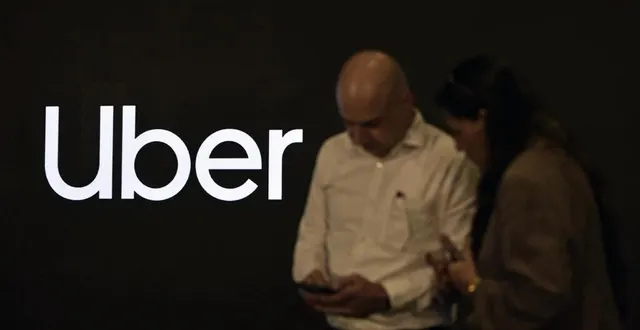 photo  le logo uber est affiché sur un écran led lors d’une conférence de presse pour annoncer diverses fonctionnalités à venir sur l’application uber pour améliorer l’expérience de mobilité quotidienne à mumbai, en inde, le 8 juillet 2025.  &copy;  indranil aditya / nurphoto via afp 