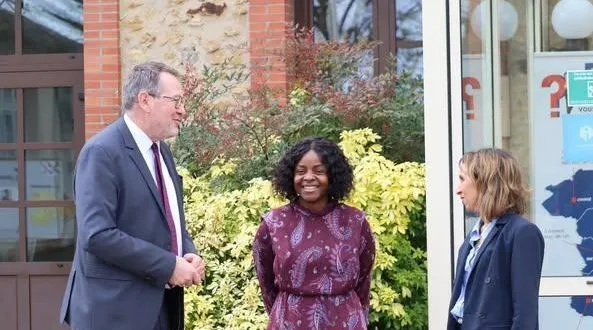 photo  de gauche à droite : yves-marie hervé, la médecin éliane nyat et naïma amrane-henriette.  &copy;  le maine libre 