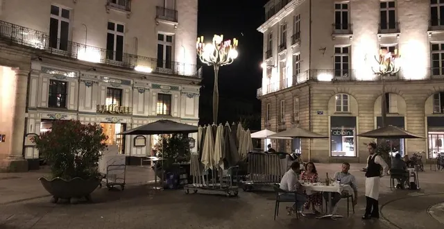 photo  le restaurant la cigale, à nantes (loire-atlantique), termine de fermer sa terrasse vers 23 h, jeudi 17 juillet 2025.  &copy;  ouest-france 