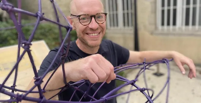 photo  l’artiste florent cordier expose dans la cour bernadette et jean-mars jusqu’à la fin du festival des échappées belles, à alençon.  &copy;  ouest-france 