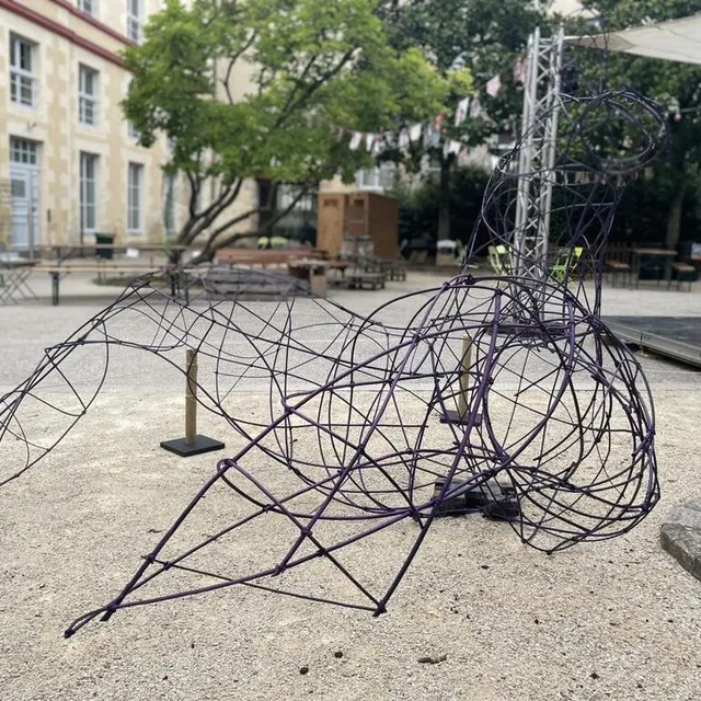 photo prenez le temps de tourner autour de la sculpture, vous y verrez une femme gironde tombée sur le sol. cette sculpture s’appelle « le chute ».  ©  ouest-france