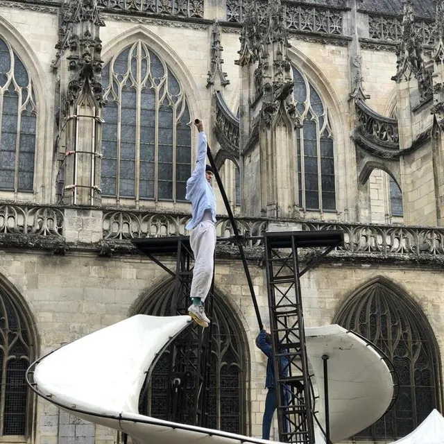 photo la compagnie bivouac sur la place de la magdeleine, alençon (orne).  ©  ouest france