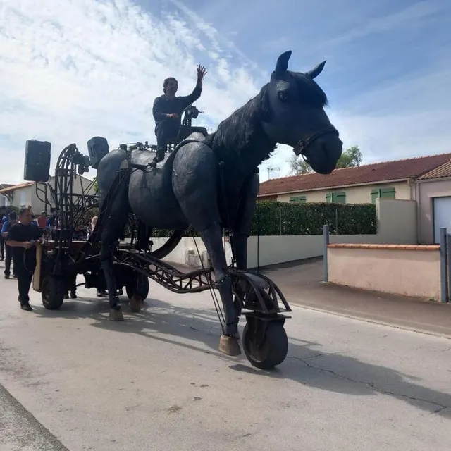 photo le cheval guidé par les membres de la compagnie paris bénarès a particulièrement impressionné les spectateurs.  ©  ouest-france