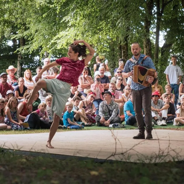 photo la compagnie la barque a présenté son spectacle tarmac, un dialogue improvisé entre un accordéon et une danseuse, à l’ombre rafraîchissante du théâtre de verdure.  ©  ouest-france