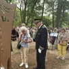photo  les garennes-sur-loire, les rivières, 18 juillet 2025. gabrielle vincelot, 90 ans, a perdu son fils cadet dans le drame il y a 56 ans. elle s’est recueillie devant la stèle qui vient d’être érigée, soutenue par le préfet. 