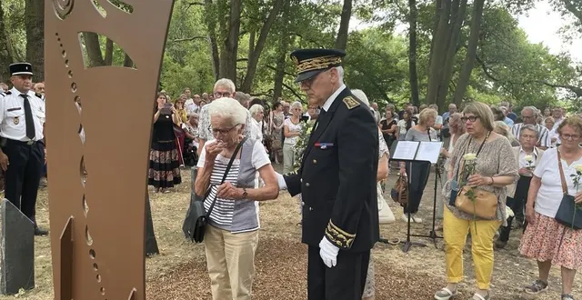 photo  les garennes-sur-loire, les rivières, 18 juillet 2025. gabrielle vincelot, 90 ans, a perdu son fils cadet dans le drame il y a 56 ans. elle s’est recueillie devant la stèle qui vient d’être érigée, soutenue par le préfet.  &copy;  co – anthony pasco 