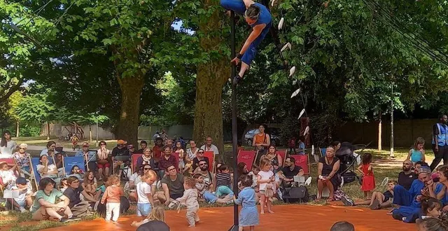 photo  les enfants, heureux de pouvoir aller librement sur scène.  &copy;  le maine libre 