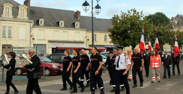 photo  un court défilé, après le dépôt de gerbe au monument aux morts, a marqué la fin de la cérémonie commémorative.  &copy;  le maine libre 