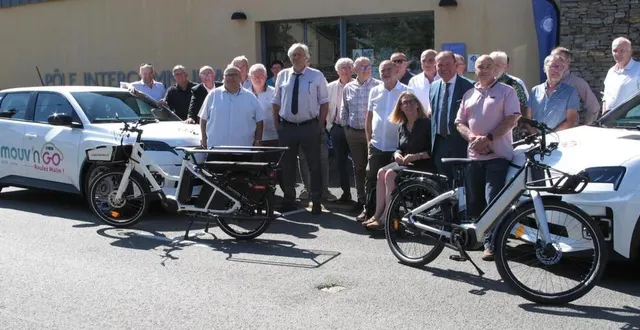 photo  stéphane le foll et valérie radou accompagnés des élus pour le lancement de ce nouveau service.  &copy;  le maine libre 