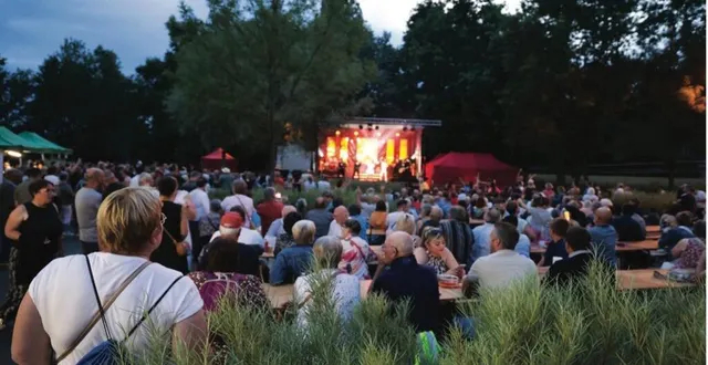 photo  une partie de l’important public venu sur l’esplanade du moulin.  &copy;  co 