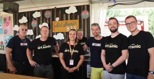 photo  les bénévoles au bar du festival art sonic sont une quarantaine menée par jérôme chatelais, responsable depuis 2010.  &copy;  ouest-france 