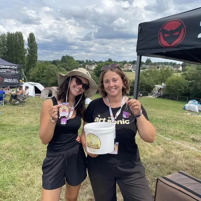 photo alice hédouin et camille bisson sont bénévoles au pôle camping à art sonic à briouze, dans l’orne.  ©  ouest-france