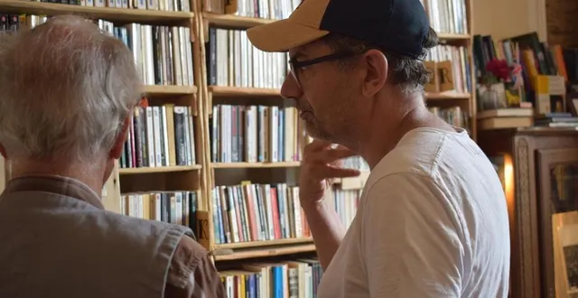 photo  frédéric jouet a pris le temps d’expliquer ses tableaux réalisés avec du minerai de fer qui se veulent des traductions de cheminements, de parcours, d’itinéraires.  &copy;  ouest-france 