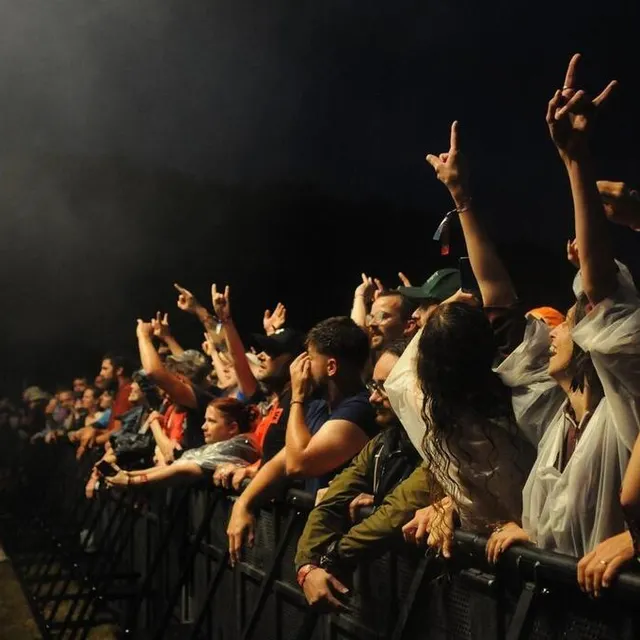 photo les festivaliers au premier rang pour le concert de madam.  ©  ouest-france