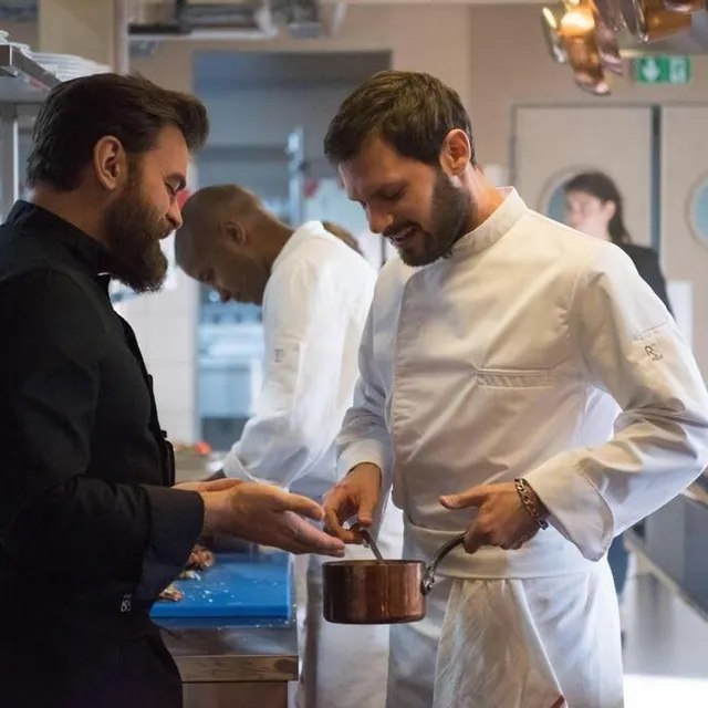 photo « chefs », série télévisée avec clovis cornillac et hugo becker.  ©  © christophe charzat / ftv