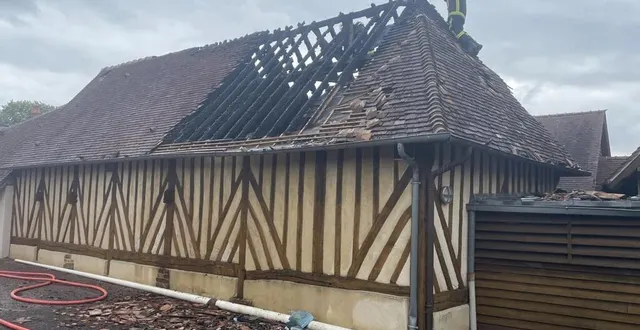 photo  le feu a détruit une partie de la toiture du musée du camembert, à camembert (orne), samedi 19 juillet 2025.  &copy;  ouest-france 