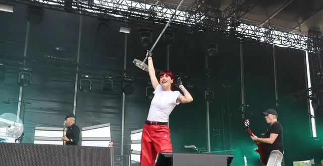 photo  première grosse affiche de la septième édition du festival à tout bout d’champ, superbus (ici sa chanteuse jennifer ayache) a enchanté le public. il retrouvait un groupe qui a sorti un tout nouvel album au début du mois de juillet 2025.  &copy;  ouest-france 