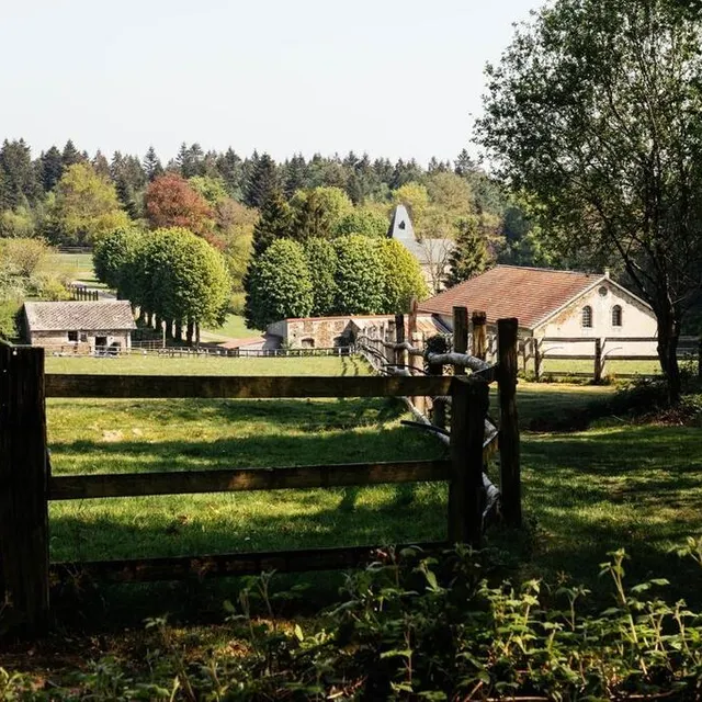 photo le gîte de la verrerie du gast, visible depuis le sentier de la boucle.  ©  ouest-france