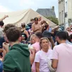 photo les festivaliers se sont retrouvés dans le centre-ville de briouze (orne) en attendant la deuxième soirée du festival art sonic.