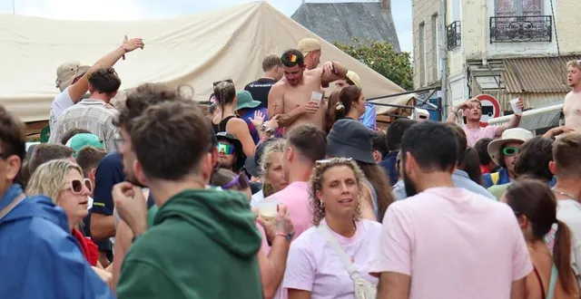 photo  les festivaliers se sont retrouvés dans le centre-ville de briouze (orne) en attendant la deuxième soirée du festival art sonic.  &copy;  ouest-france 