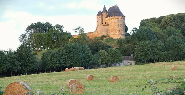 photo  le donjon de ballon surveille le nord sarthe depuis plus de mille ans. cela en fait un des sites historiques les plus pittoresques du département. il est habité et se visite.  &copy;  ouest-france 