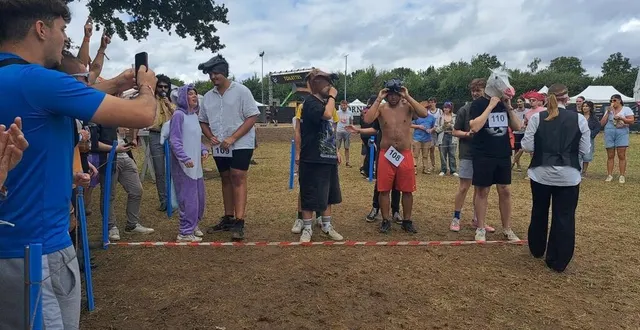 photo  la course des canassons du festival art sonic 2025 a rassemblé les festivaliers, concurrents et parieurs.  &copy;  ouest-france 