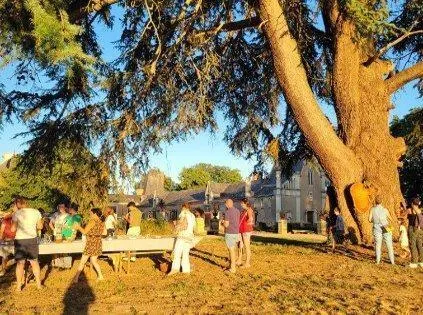 photo  les visiteurs ont été accueillis sous le cèdre du liban.  &copy;  co 