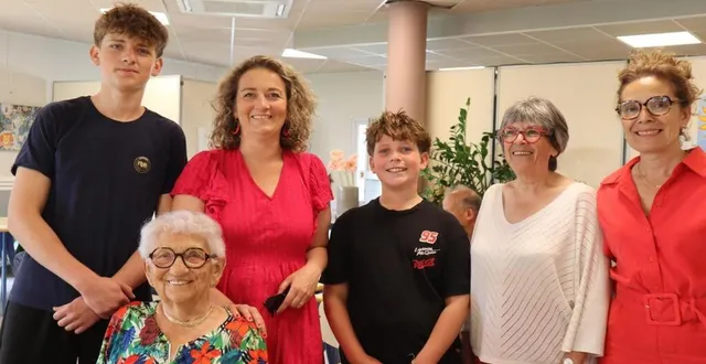 photo  giovanni et evan, deux des arrière-petits-fils et leur maman mélanie ; marie-madeleine monnier, maire et présidente du ccas ; et dorothée gourdon, directrice de la résidence soleil de loire, aux côtés de denise burgevin, récente centenaire.  &copy;  co 