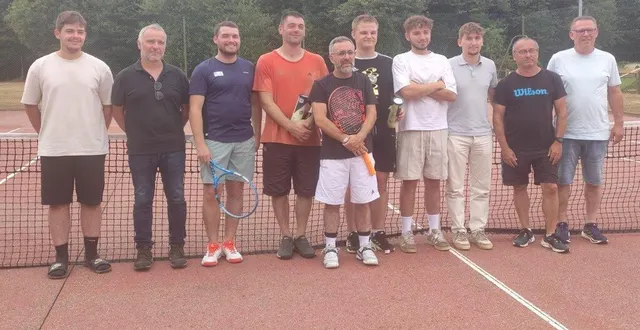 photo  les deux finalistes avec une raquette dans les mains. ils sont accompagnés des finalistes du parallèle et du président frédéric picherit (avant-dernier à droite).  &copy;  co 