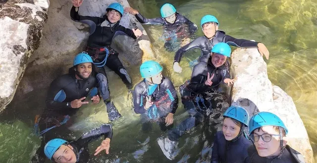 photo  dûment équipés, les voilà qui dévalent les grottes de saulges.  &copy;  le maine libre. 