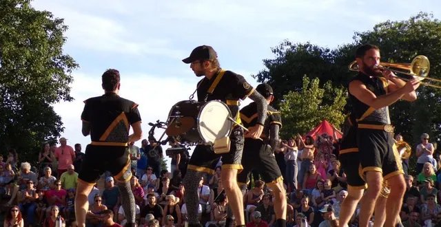 photo  mouv’n’brass a clôturé les festivités de la soirée.  &copy;  le maine libre 