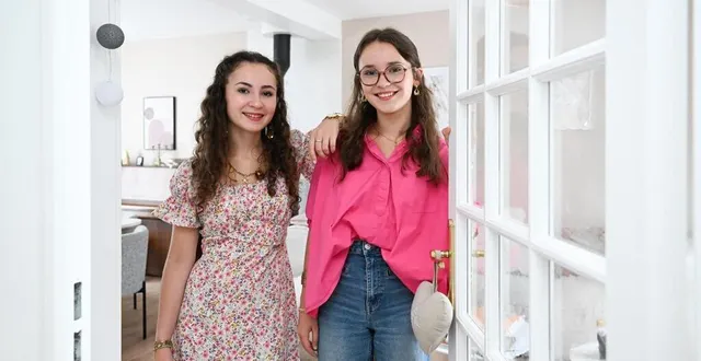 photo  kenza (à droite) est la meilleure bachelière du département de maine-et-loire, et sa sœur lila a obtenu une mention très bien.  &copy;  co – josselin clair 