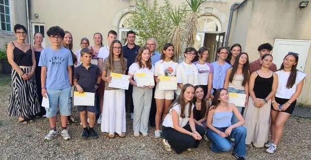 photo  remise des diplômes et félicitations aux élèves des cursus de musique, théâtre et danse.  &copy;  le maine libre 
