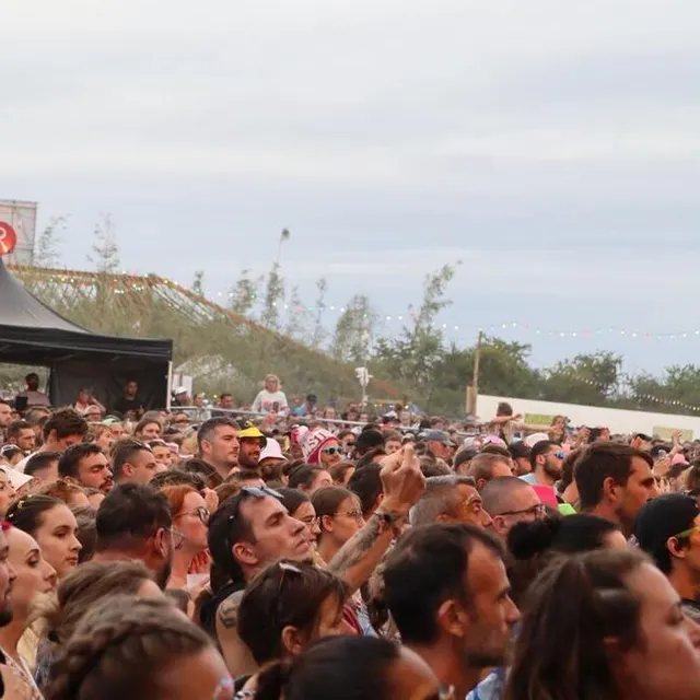 photo une foule dense s’est formée devant la grande scène pour écouter le reggae de dub inc.  ©  ouest-france