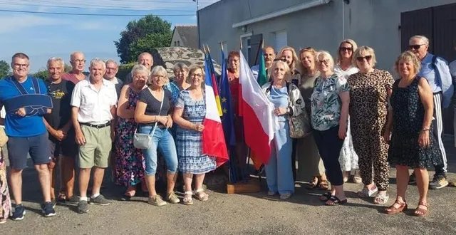 photo  le comité de jumelage de la commune entouré de dix-sept habitants de sanniki (pologne) et de deux habitants de ballinasloe (irlande), villes jumelées avec chalonnes-sur-loire.  &copy;  co 