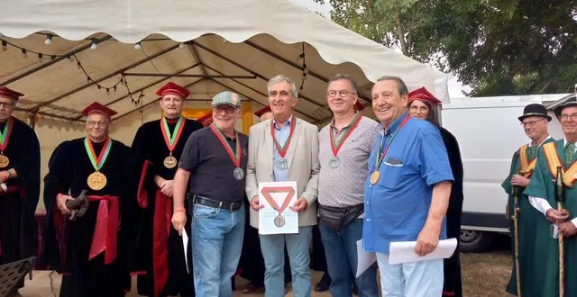 photo  quatre intronisations de la confrérie de la puette et du franc-pinot ont eu lieu ce samedi 19 juillet 2025, à chahaignes (sarthe). de gauche à droite : bertrand ledru, michel dutheil, win correns et jean-pierre trouvé.  &copy;  ouest-france 