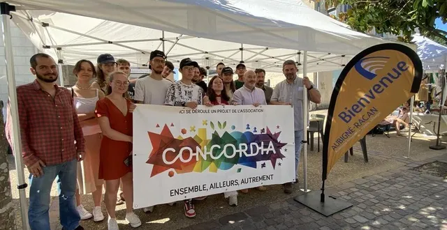 photo  les bénévoles, leurs encadrants, royer bâtiment et les élus communaux étaient présents sur le marché communal, samedi 12 juillet 2025, pour se présenter à la population.  &copy;  ouest-france 