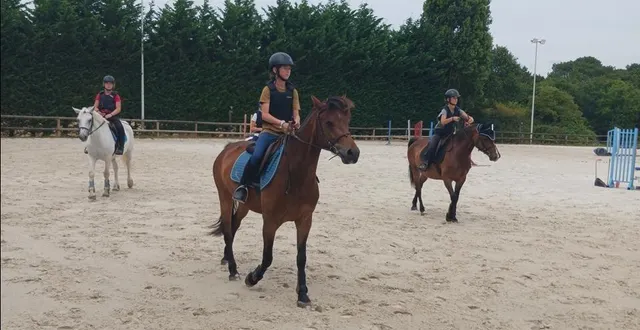 photo  les adolescentes peuvent pratiquer le sport équestre pendant leurs vacances. sous forme ludique, la monitrice du centre de lann er roch les fait progresser.  &copy;  ouest-france 
