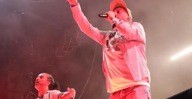 photo  quand bouchkour et komlan, les deux chanteurs de dub inc, sont apparus sur la grande scène à tout bout d’champ, samedi 19 juillet 2025, le festival a basculé dans une autre dimension d’allégresse.  &copy;  ouest-france 