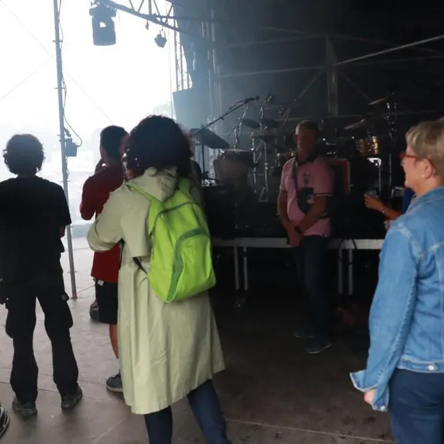 photo les abonnés de ouest-france sont montés sur scène pendant le concert du groupe poésie zéro.  ©  ouest-france