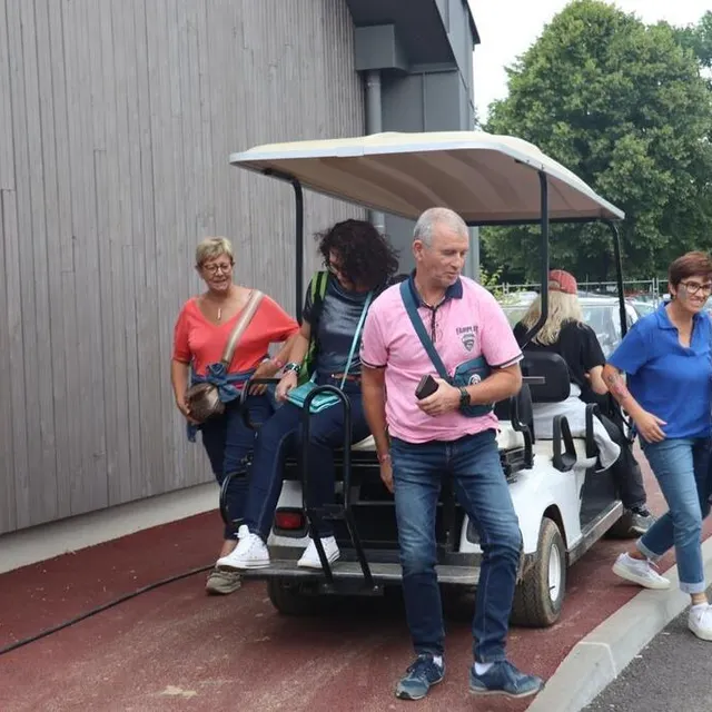 photo les abonnés de ouest-france sont montés dans les voiturettes utilisées par l’organisation.  ©  ouest-france
