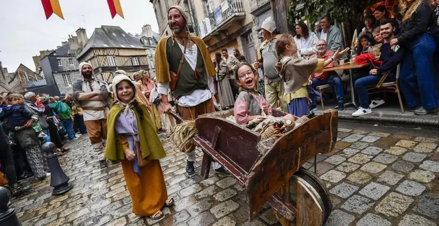 photo  la traditionnelle pavane a réuni les compagnies et les spectateurs costumés pour un défilé dans les rues du centre-ville.  &copy;  mathieu pattier / ouest france 